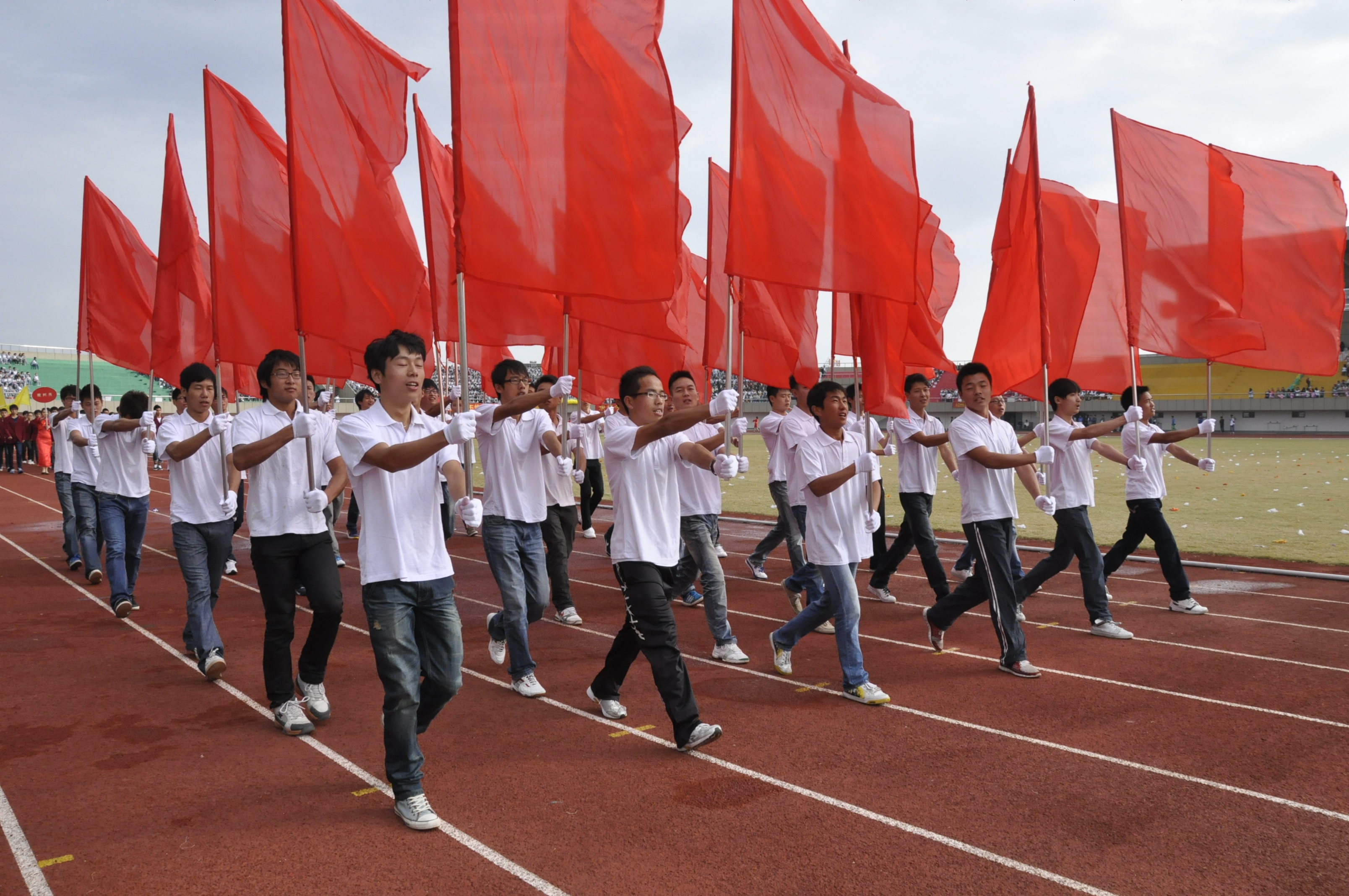 来自于ty8天游线路检测中心官网的同学们组成仪仗队，昂首挺胸，踏步走来